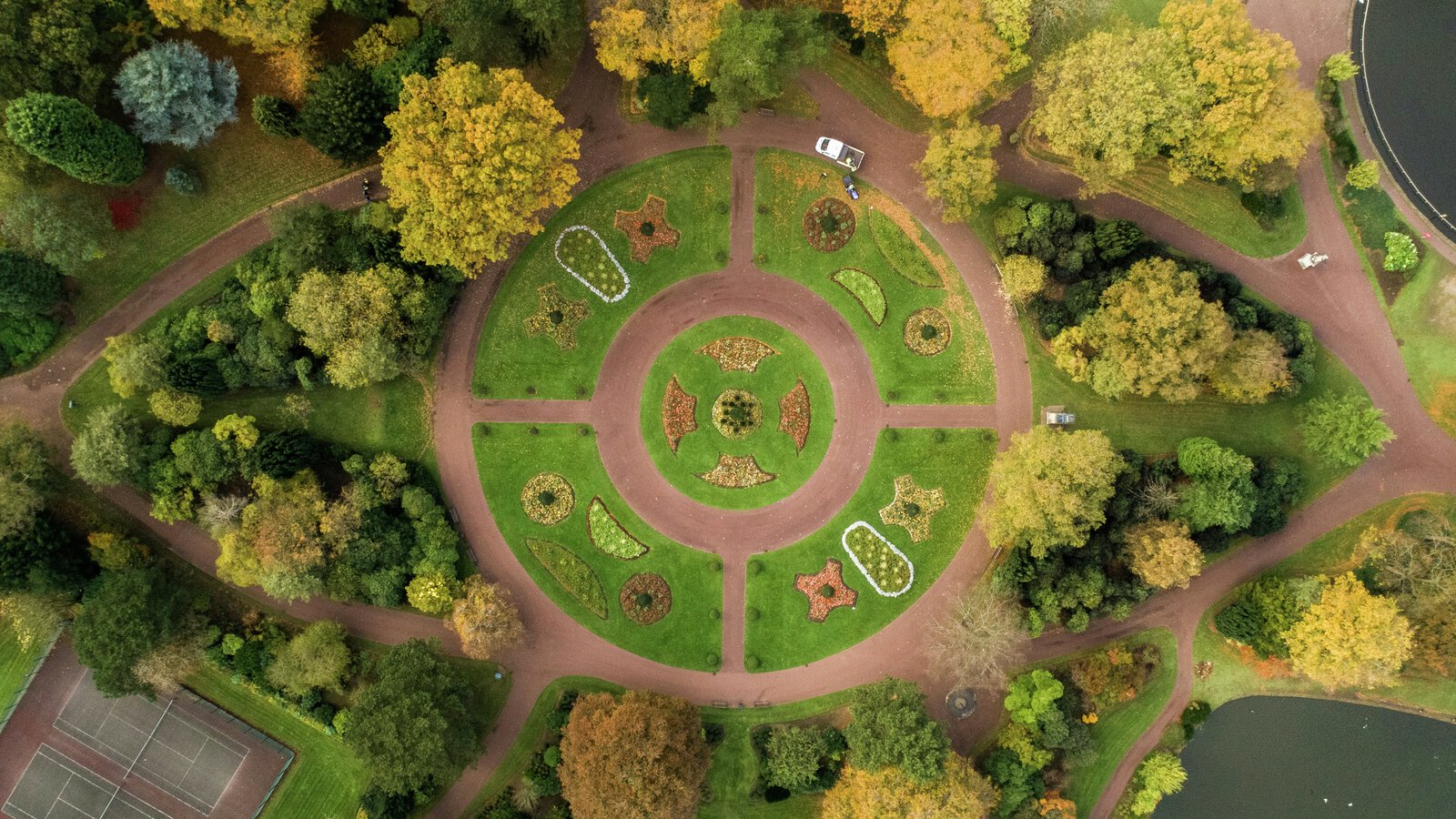 En grønn park som er formet som en sirkel, sett ovenfra