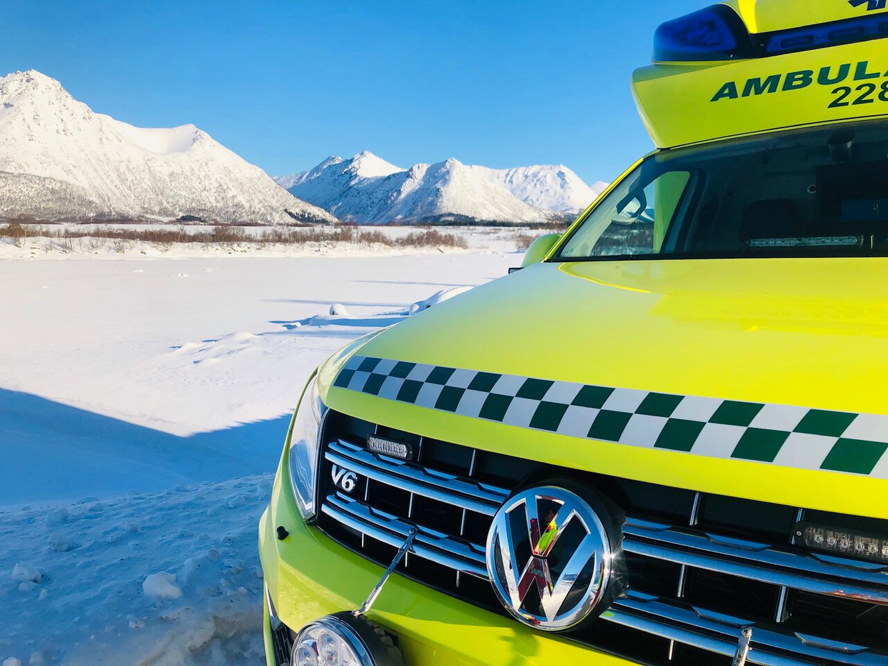 Fronten av ein ambulanse i snølandskap