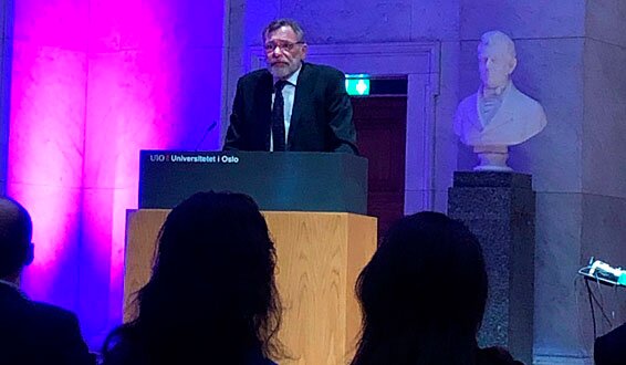 Jens Petter Gitlesen på talerstol i Universitetets aula