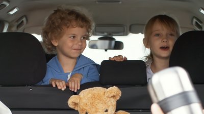 Barn reser i bil