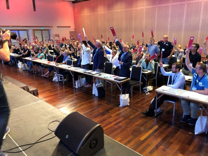 Det ekstraordinære landsmøtet i Postkom stemmer ja til å bli en del av Fagforbundet.