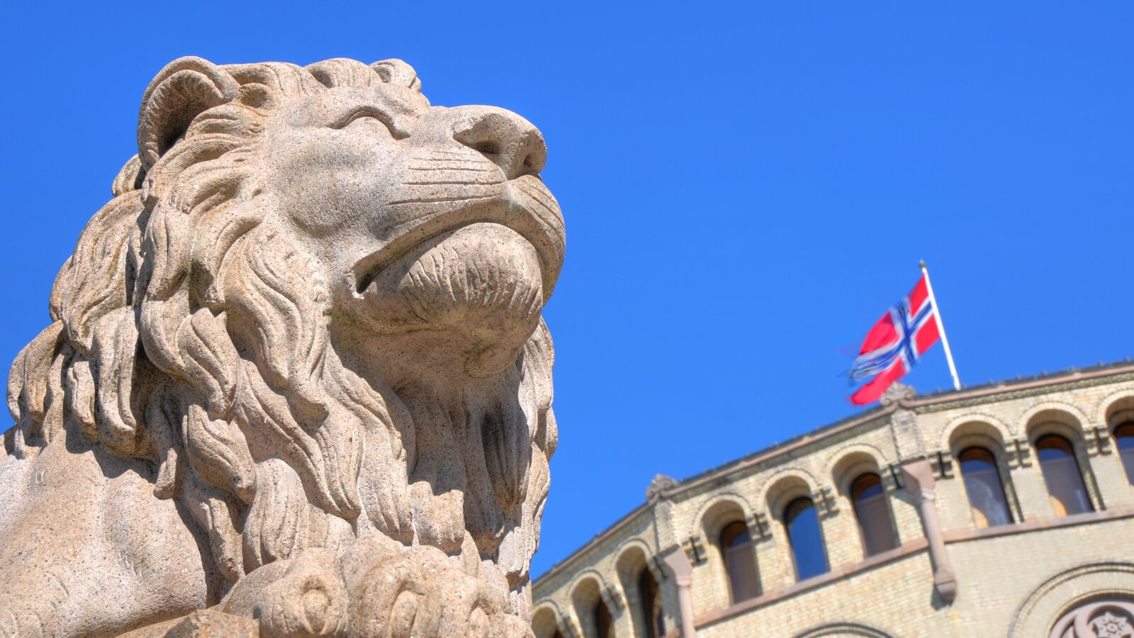 Løve foran Stortinget