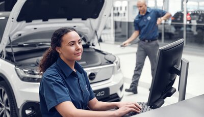 Servicetekniker kontrollerar elmotorn på en Volvo XC40 Recharge