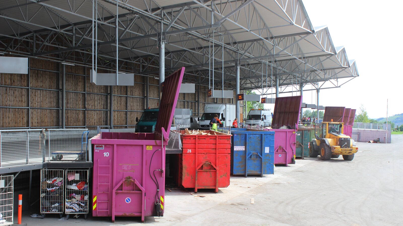 Containere for kildesortering av ulike typer avfall