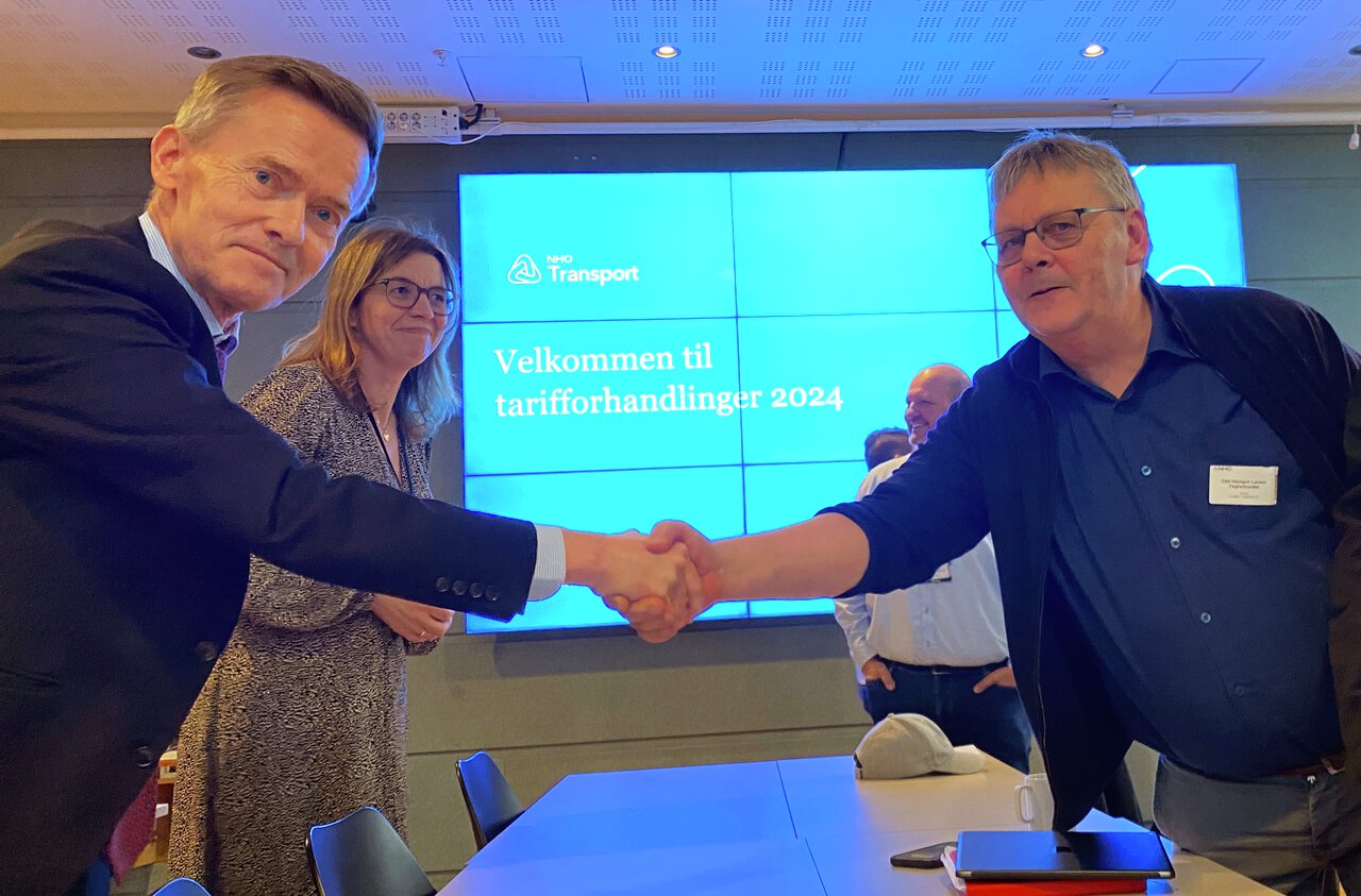 Fagforbundets Odd Haldgeir Larsen møter forhandlingsmotpart NHO ved Jon H. Stordrange for NHO Transport.
