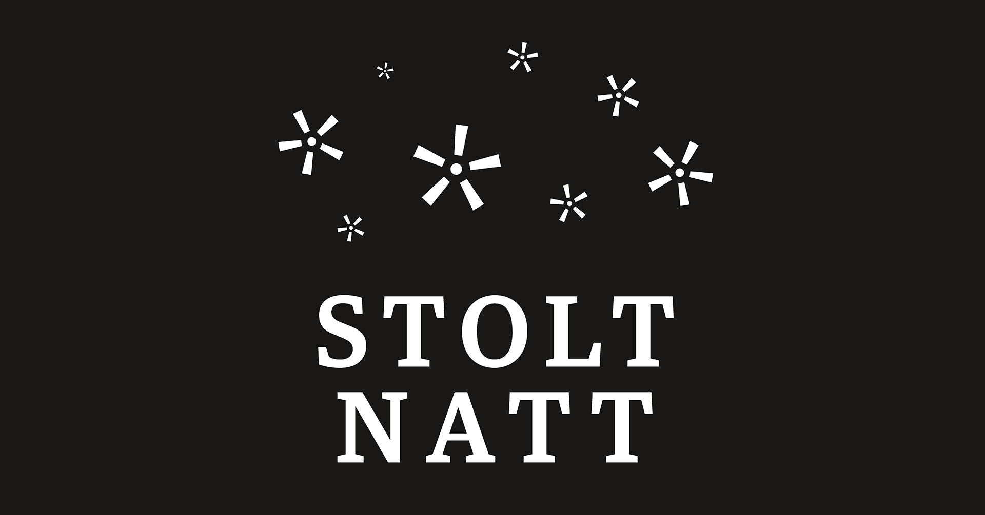 Logoen til Stolt natt med svart bakgrunn, hvit skrift og stjerner formet som utropstegn.