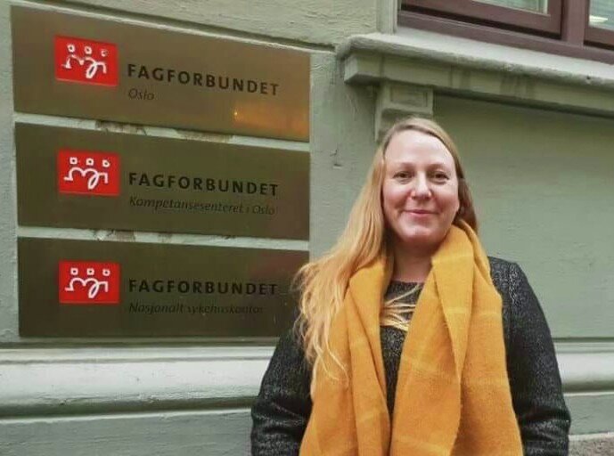Jessica Rudin foran fagforbundet Oslos lokaler i Apotekergata 8