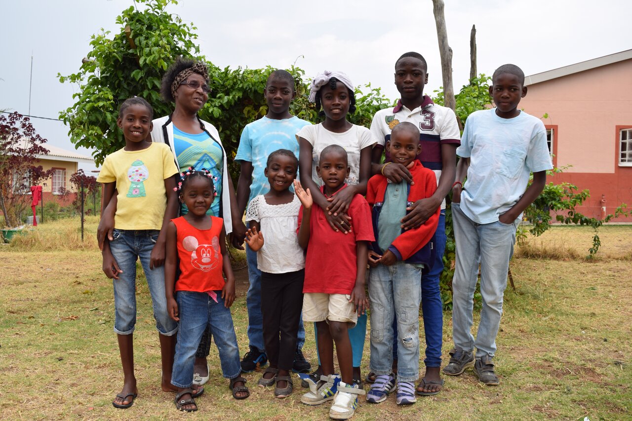 Demilda stortrives som SOS-mor for ungene i Østfoldhuset i Fagforbundet SOS-barneby i Huambo, Angola.