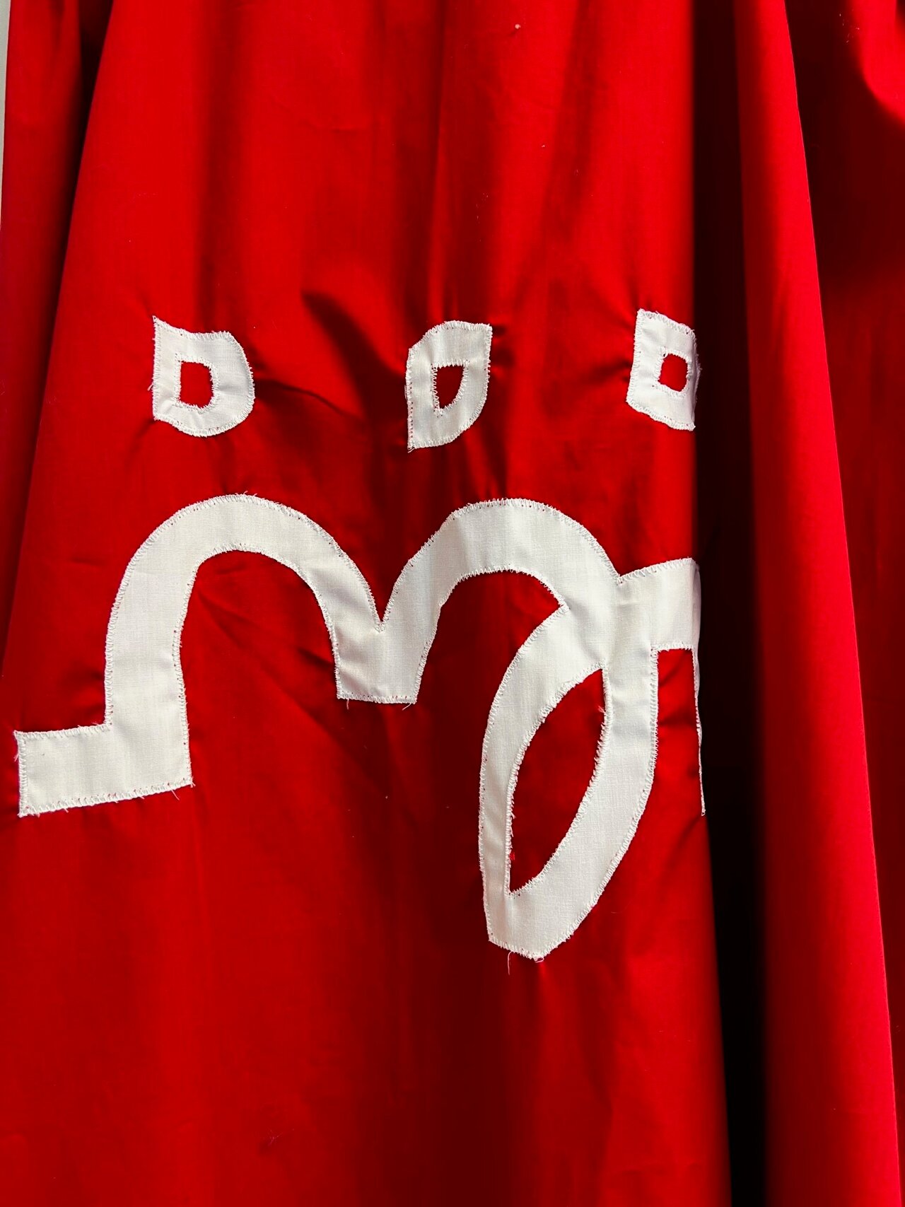Fagforbundets logo brodert på rød kappe