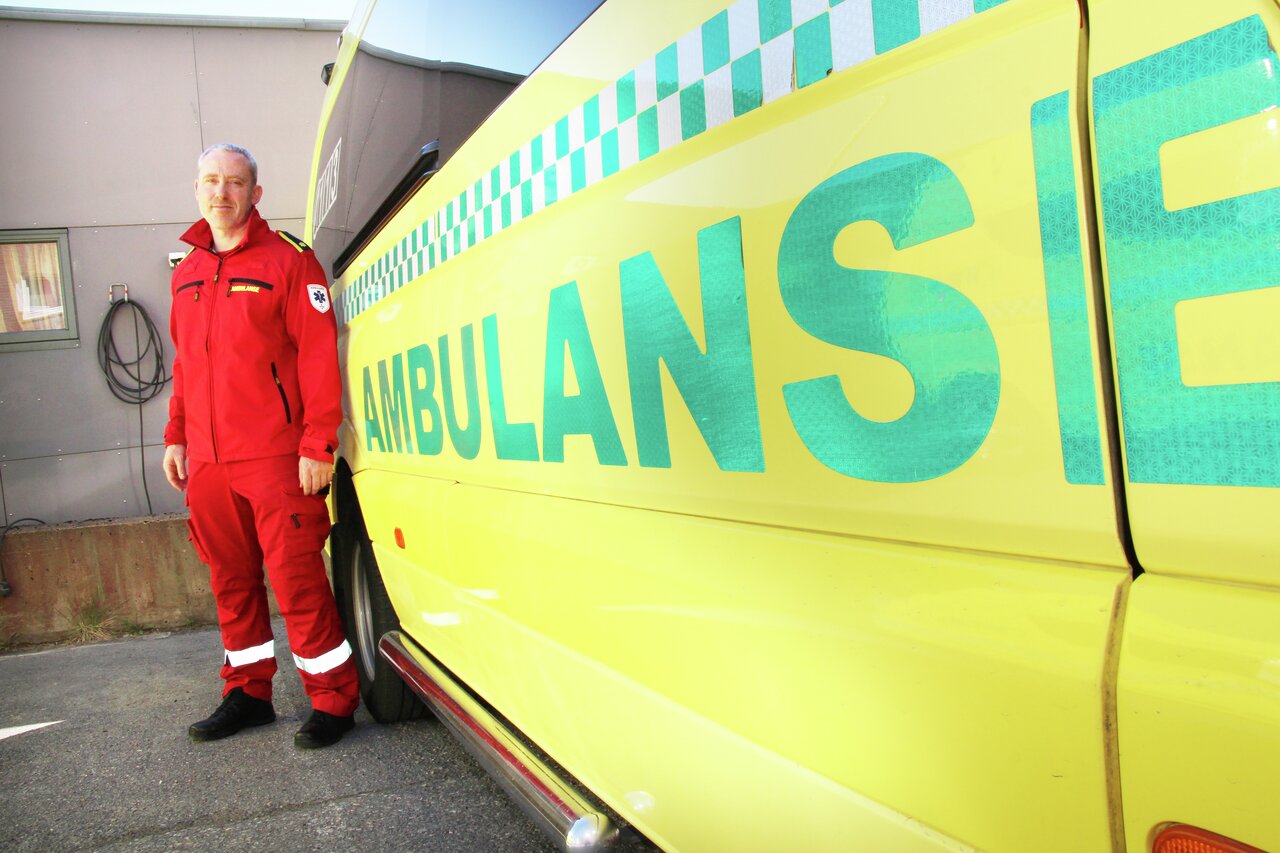 Illustrasjonsbilete. Ambulansearbeidar og AMK-operatør Charles Aune-Lundberg i Tromsø.