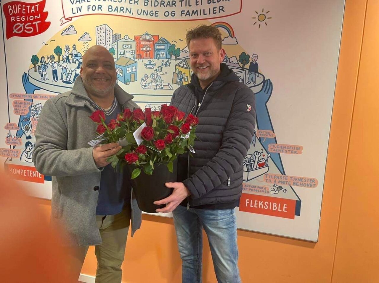 John og Sverre delte ut roser hos Bufetat