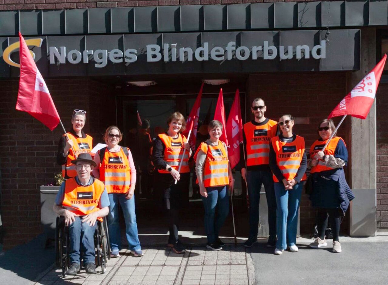 Fagforbundets medlemmer i Blindeforbundet sin streikemarkering. Nestleder i Fagforbundet, Helene Harsvik Skeibrok, er nummer fem fra venstre.