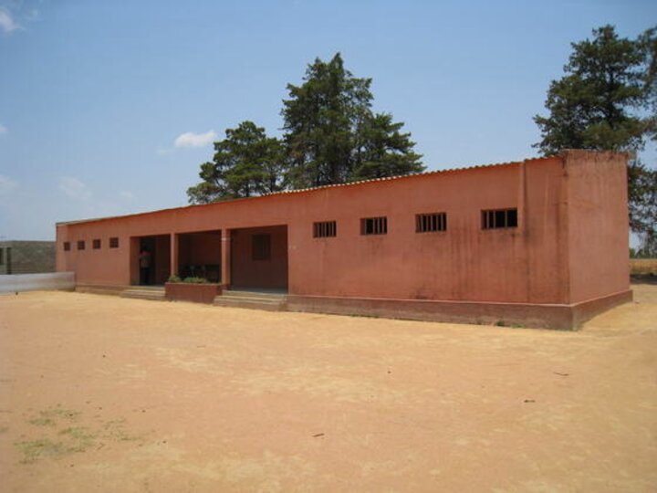 Slik så skolen i 2008 før ombygging og utvidelse
