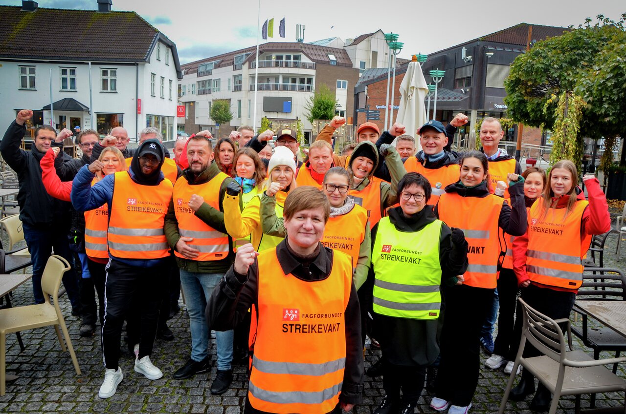 De streikende er under NHO453 og jobber i barnevern omsorg asylmottak og ideelle organisasjoner Bilde tatt under streikemarkering i Brumunddal 8102026
