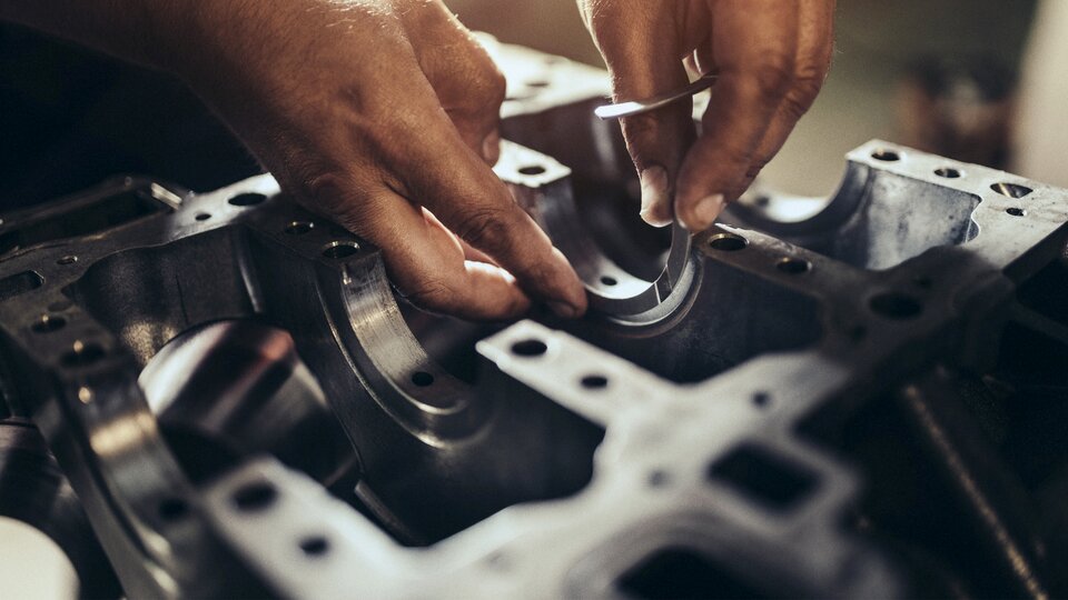 Mekaniker reparerar motorm.
