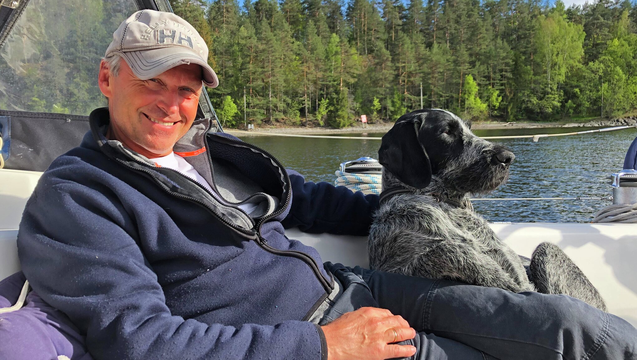 Atle C. Strøm produktspesialist for båtforsikring, og hunden hans Sting.