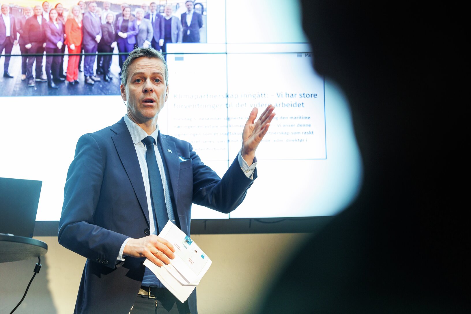 Knut Arild Hareide presenterer klimarapporten. 
