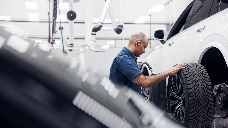 Mekaniker jobber med Volvo i verksted