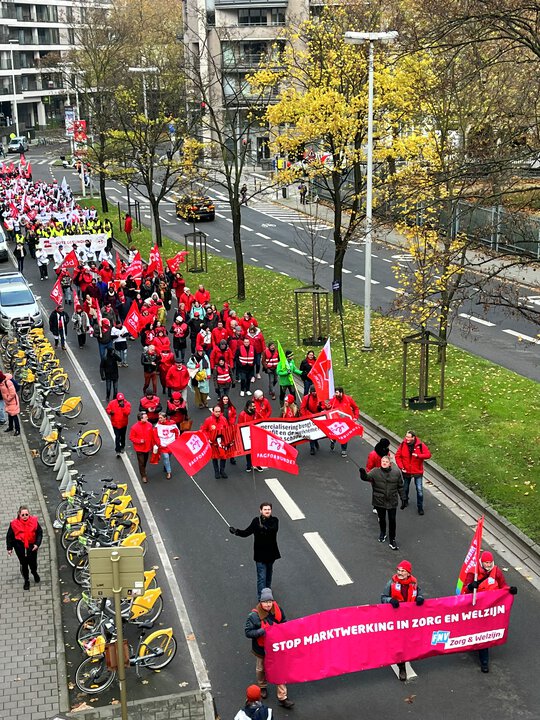 Alexander Liane og Helge Sporsheim med godt synlige Fagforbundet flagg i Brussel for å markere motstand mot velferdsprofitører