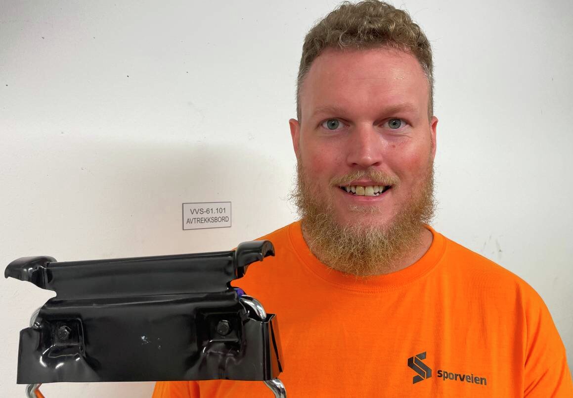 Kjell Arne Indregård er fagarbeider i Sporveien og medlem av Fagforbundet Oslo Sporveiers Arbeiderforening. I hånda holder han en nakkestøtte som er blitt reparert med en 3D-printet del.