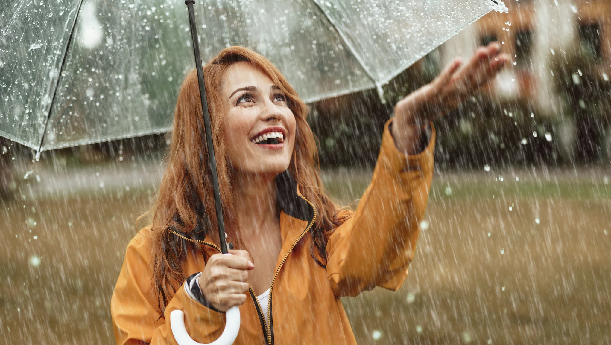 Nainen sateella sateenvarjon alla 