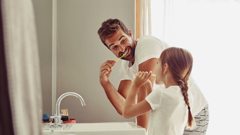  Familjen borstar tänderna i badrummet