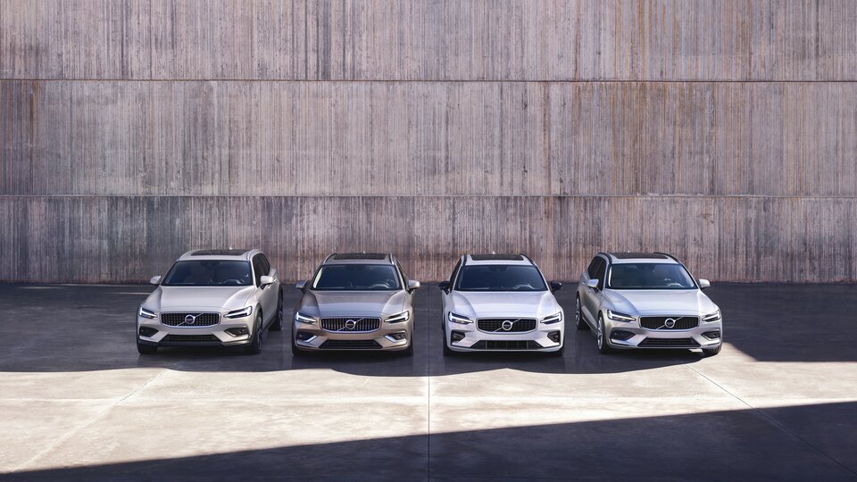 Neljä Volvo V60 -autoa seisoo rivissä