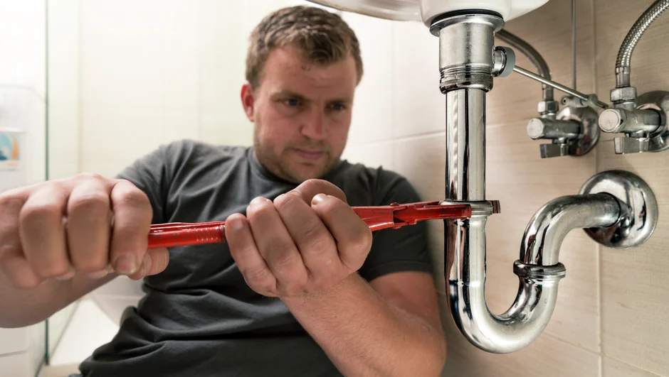 En rørlegger i aksjon