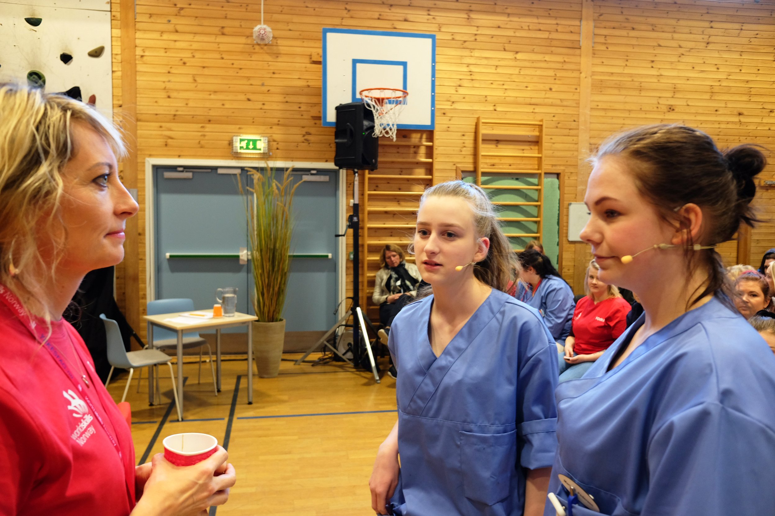 Kontaktlærer Ragnhild Folkvord gir de siste råd til opplendingene Trine Sønsteby og Marie Hellum Pedersen før de skal konkurrere i årets Skole-NM på Lillehammer. Jentene er dypt konsentrerte. Stemningen er spent.