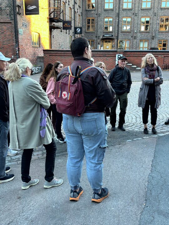 St&oslash;v fra veveriet og andre d&aring;rlige forhold fortelles underveis om fabrikkene