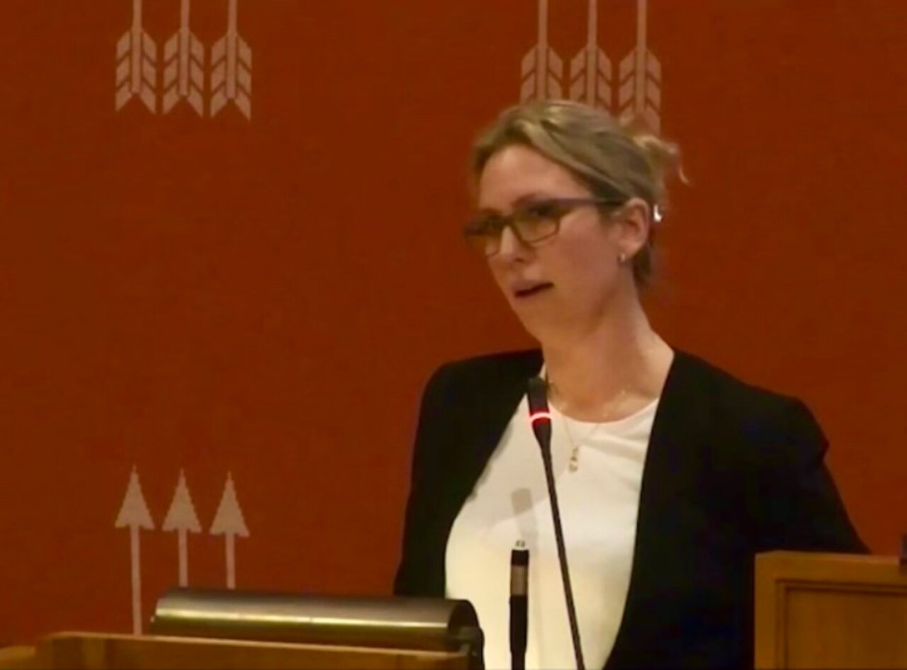 Kathrine Forsdahl er politisk sekretær i fagforbundet Oslo. Bildet er tatt fra høringen om eldreomsorg i Oslo rådhus, 30. januar.