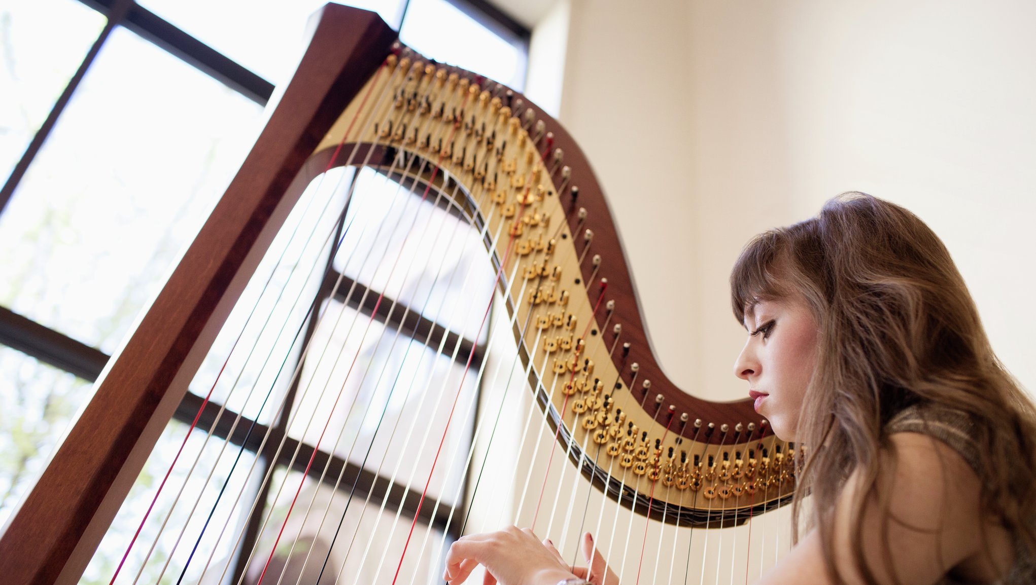 Jente som spiller på harpe