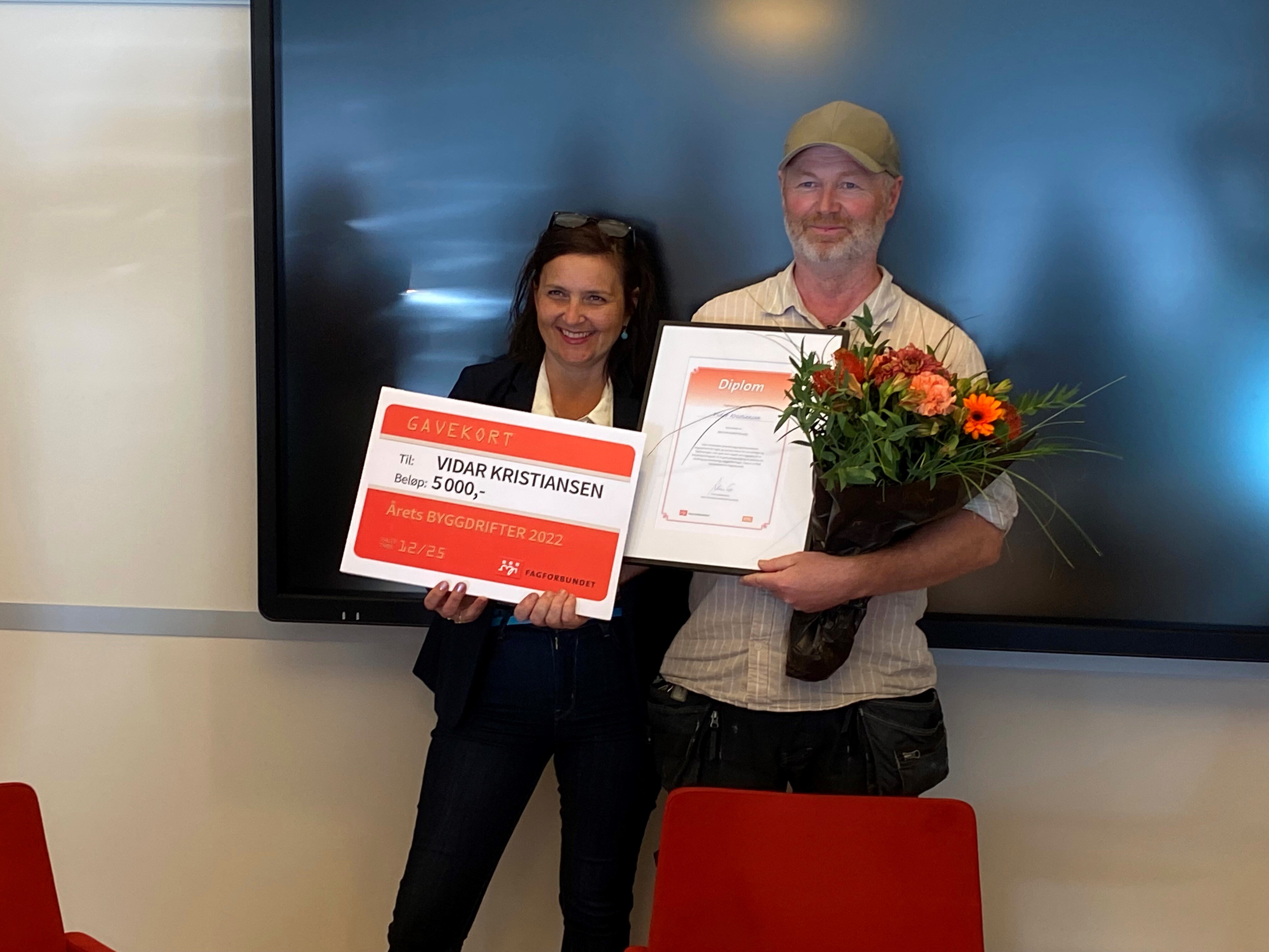 Vidar Kristiansen har her nettopp mottatt den gjeve prisen for "Årets byggdrifter" fra nestleder i Yrkesseksjon samferdsel og teknisk nasjonalt, Ingunn Reistad Jacobsen.