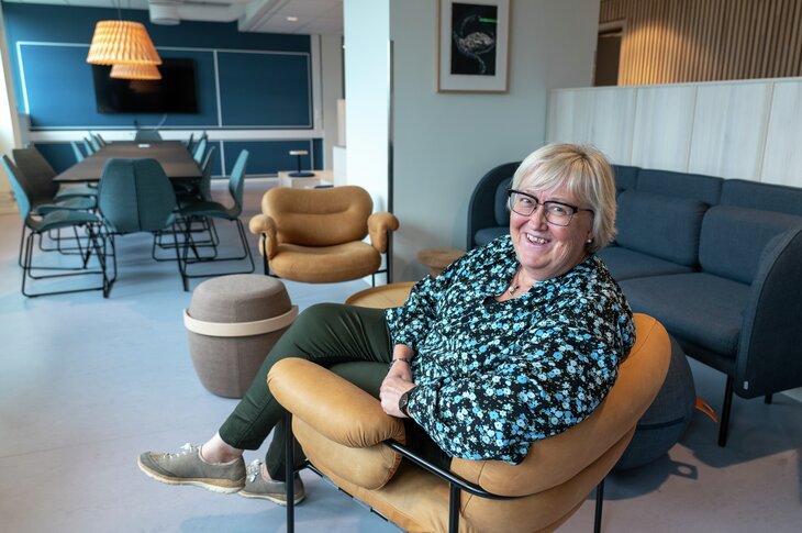 Statsforvalter Elisabeth Vik Aspaker i de nyrenoverte lokalene til Statens hus i Vadsø