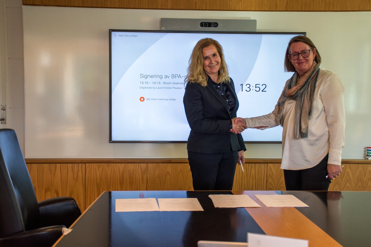 Anne Green Nilsen fra Fagforbundets arbeidsutvalg signerte BPA-overenskomsten sammen med Karita Bekkemellem, administrerende direktør i NHO Geneo (til venstre).