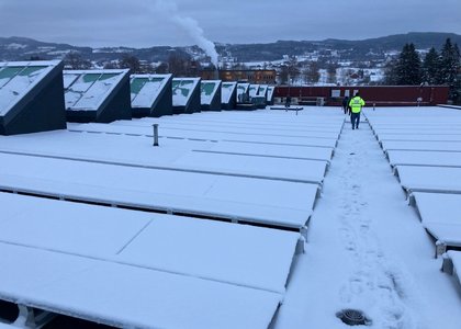 Ferdigbefaring ved solcelleanlegget på taket til Hadeland videregående skole. 