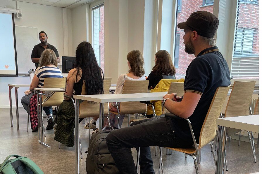 Studentkontakt Aron Hagos møter førstegangsstudenter på OsloMet