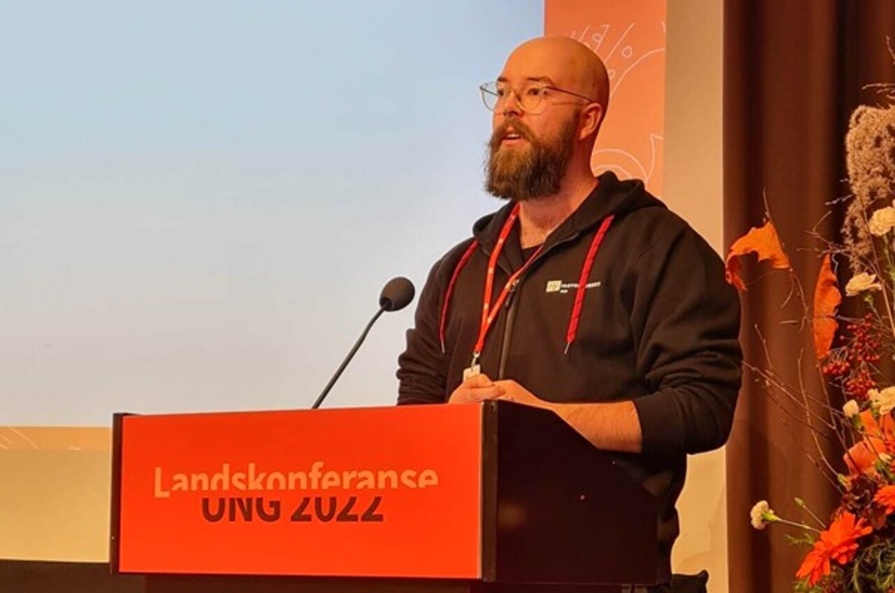 Jørgen Aanerud på talerstolen på landskonferansen til Fagforbundet Ung 2022