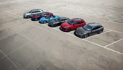 Flera färgglada bilar uppradade bredvid varandra
