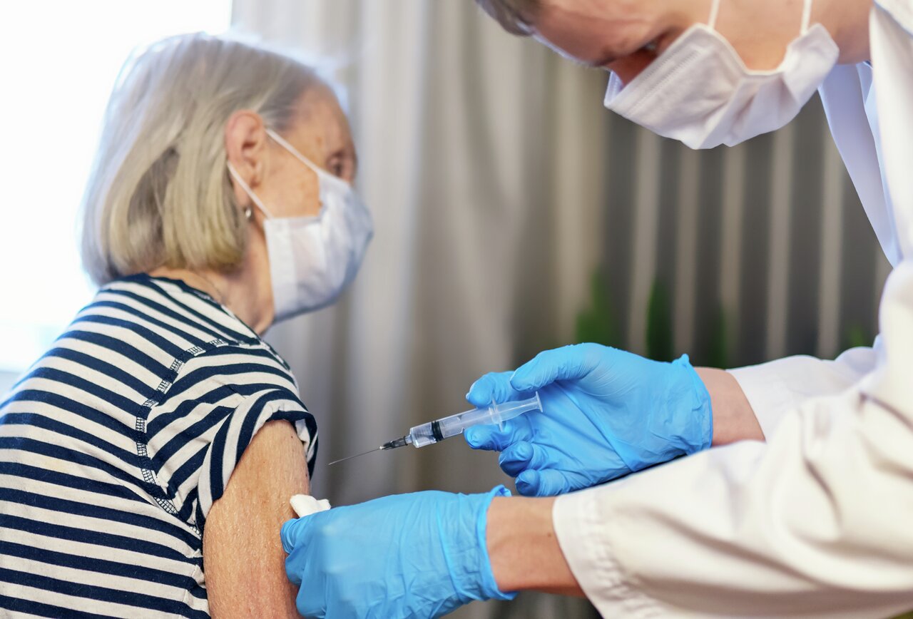 Eldst først: En 85 år gammel kvinne blir vaksinert på et eldresenter.