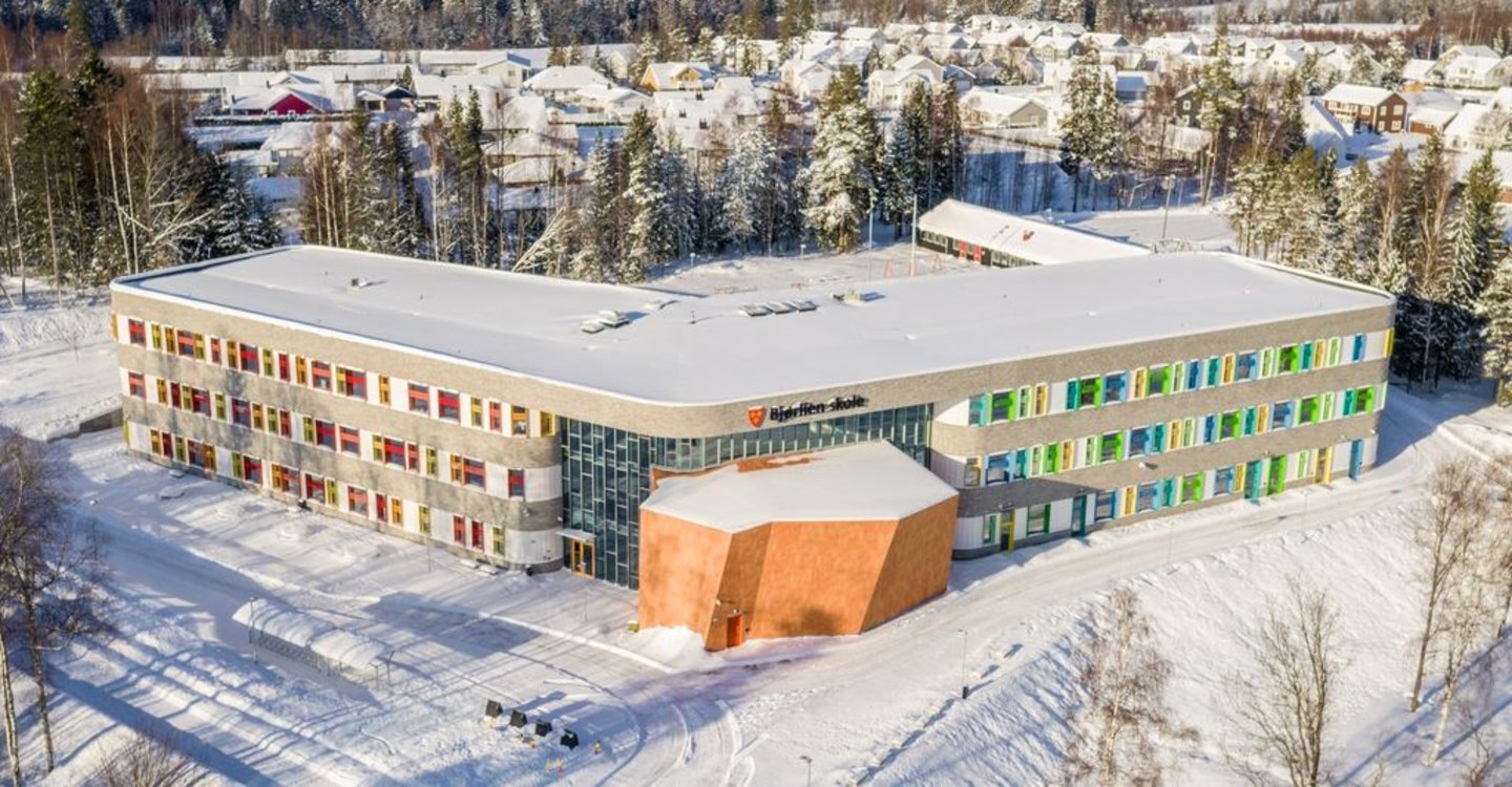 Bjørlien skole dronebilde ovenfra vinter