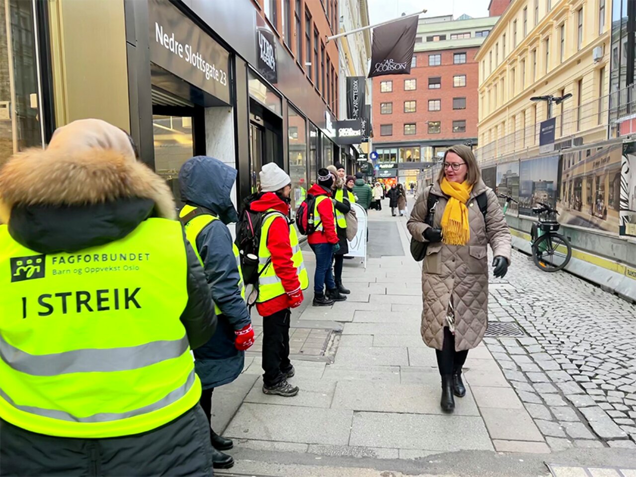 Fagforbundets forhandlingsleder, Anne Green Nilsen, på vei til Riksmekleren, oppmuntret av et hundretalls streikende i gatene rundt lokalene til Riksmekleren. 