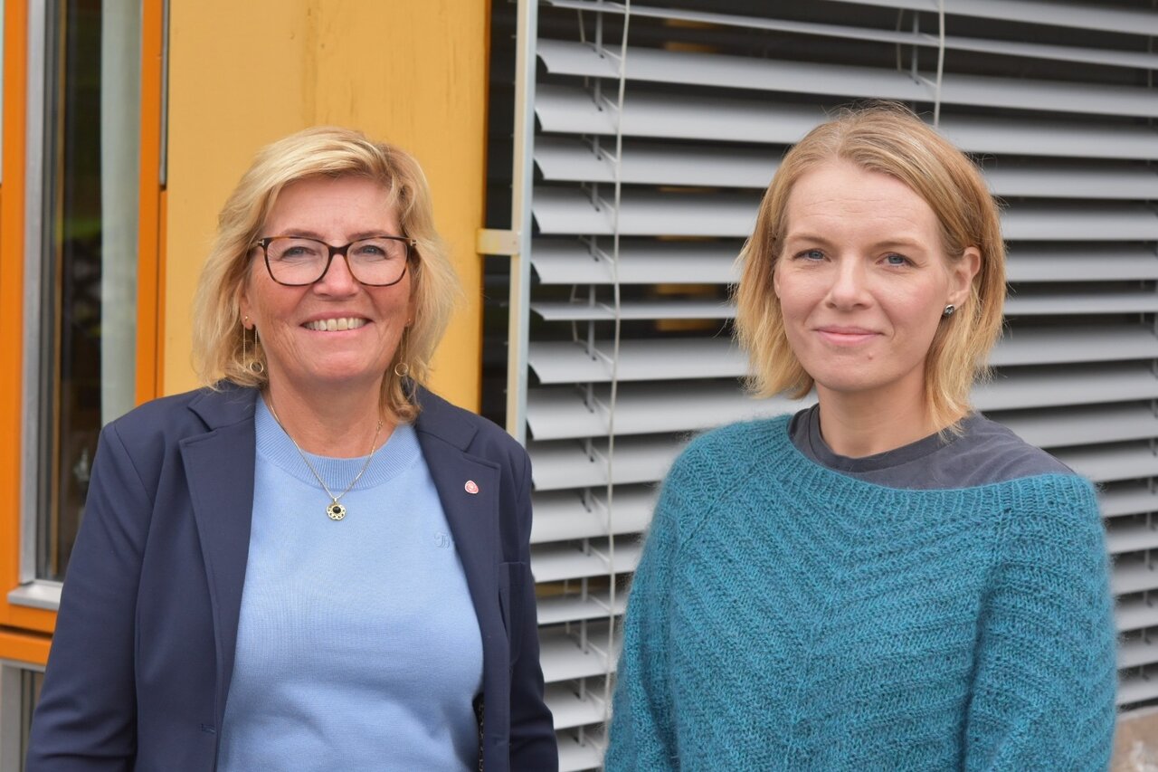 SIKRET TRYGGHET: Marina Lillehaug (t.h.) er strålende fornøyd med å ha fått helt og fast stilling etter vedtaket i kommunen. Her med Tove Mette Bjørkmo, Arbeiderpartiets ordførerkandidat.