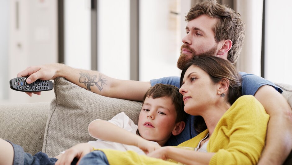 Familj tittar på tv
