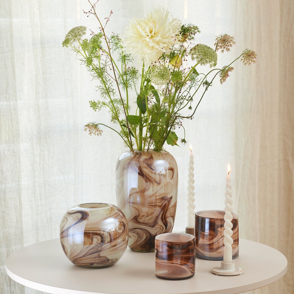 Vaser og lyslykter av håndlaget glass