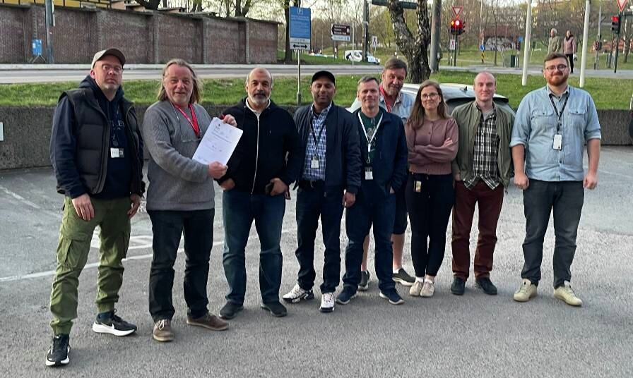 Fagforbundet Oslo sporveiers arbeiderforenings forhandlingsdelegasjon i hovedoppgjøret 2022. Leder Ola Floberg holder resultatet i hånda.