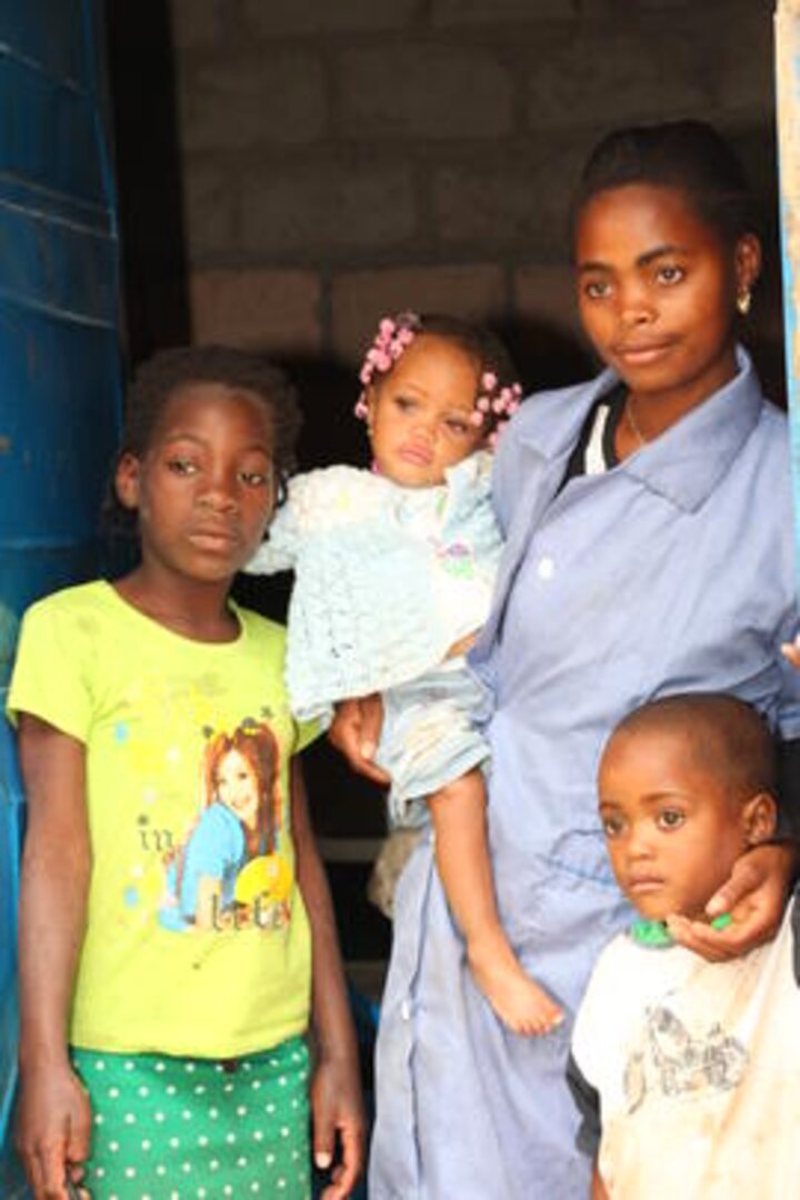 Denne unge mora har fått sykurs på Cambiote-skolen. Hun forsørger seg selv, to egne barn og ei søster på ni år. Hun har bygd sitt eget hus, med hjelp fra Fagforbundet til å få lagt tak på huset. 