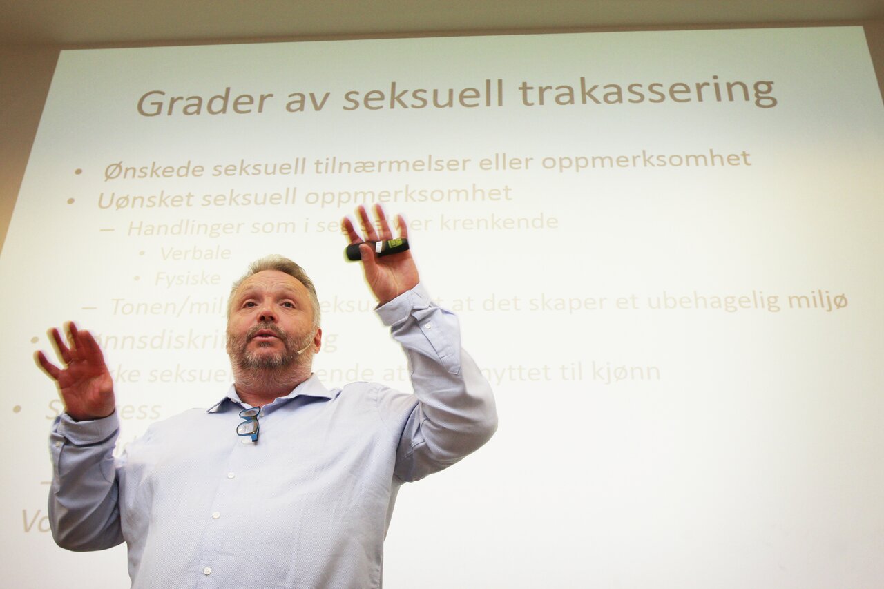 Ståle Einarsen, professor ved Universitetet i Bergen, sier at seksuell trakassering har eksistert i over 20 år, men problemet har ikke alltid ligget øverst.