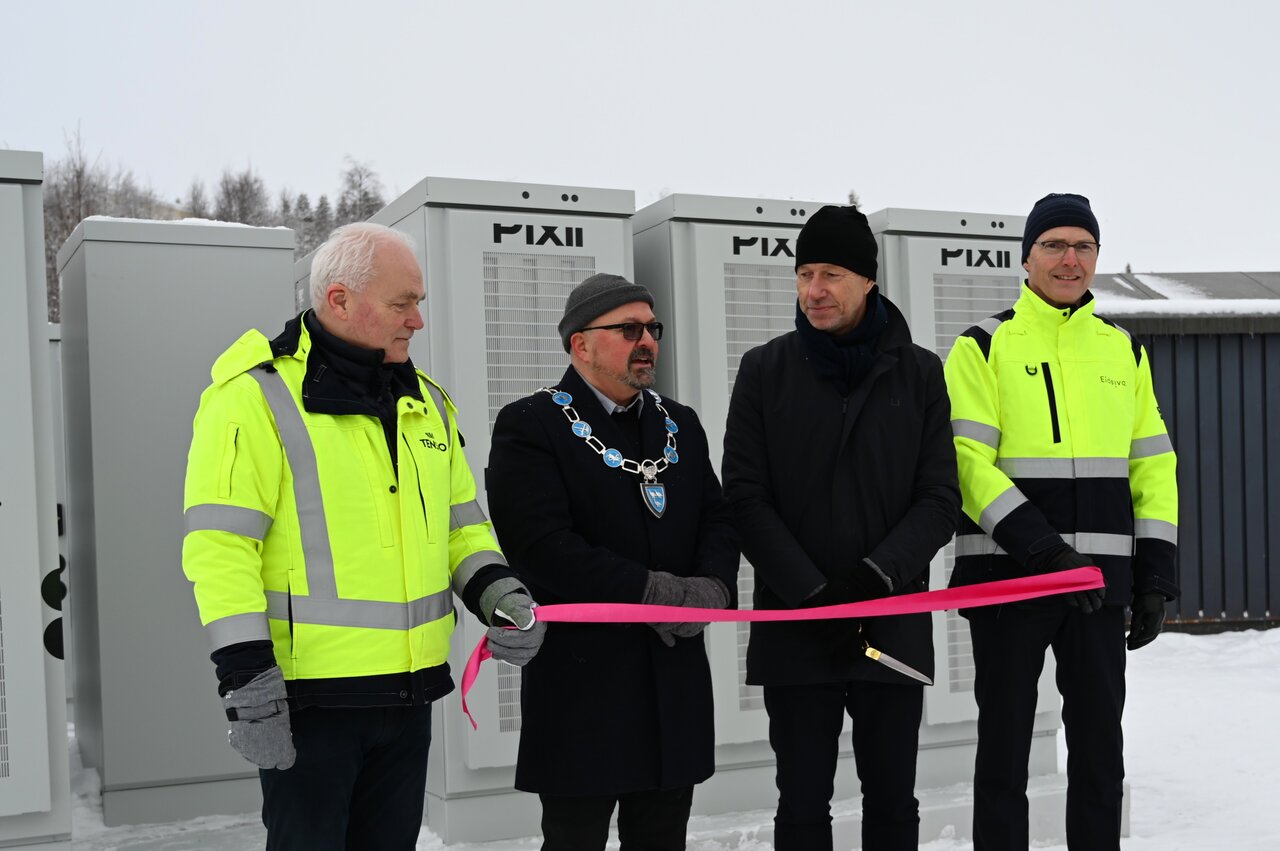 Konsernsjef i Tensio, ordføreren i Lierne, Olje- og energiministeren og konsernsjef i Eidsiva står foran et rosa silkebånd som skal klippes over. I bakgrunnen ser man nettbatteriene