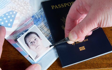 Illustrasjonsbilde av fotobytte i et pass fra USA